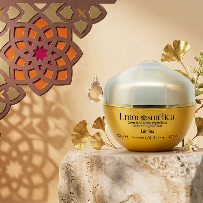 Producto de Emocosmética rodeado de flores y frutas naturales